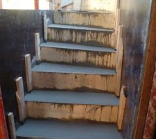 Mon bel escalier tout fraichement coulé!!!!