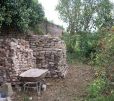 R&eacute;cup&eacute;ration des brique pour refaire un muret de fa&ccedil;ade a l'identique.

ABF oblige