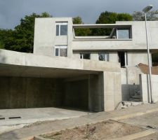 Le joli massif empêchant l'accès au garage !