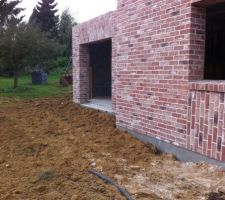 Etalage des terres derri&egrave;re la maison