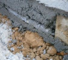 Une motte de terre sous le muret...pour le caler ?