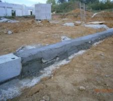 Le muret fait sans coffrage...pas la place de mettre des moellons cette fois-ci !