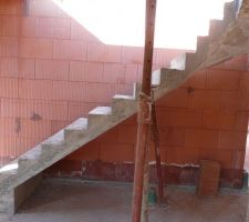Escalier en béton (accès du RDC au 1er étage)