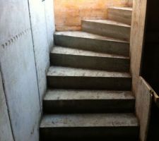 L'escalier de la cave avec sans les planches au niveau des marches