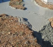 Attention à ne pas marcher dessus, reste à y planter les ferrailles pour les poteaux.