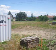 Notre terrain...qui sert de stockage pour les autres constructions pour l'instant!lol