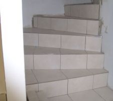 Les escaliers en cours de finition. 3 jours de travail et beaucoup de découpes.