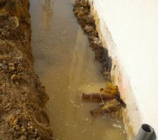 L'eau s'écoule du vide sanitaire