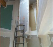 Conduit de cheminée arrivant sur le salon