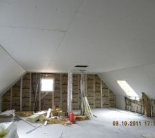 Le premier &eacute;tage avance &agrave; petit pas! pose du placo pour le plafond et les rampants!
&Ccedil;a prend forme :)