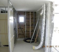 Pose des blocs portes du bas pour pouvoir faire passer l'&eacute;lectricit&eacute;!
Les deux gaines isol&eacute;es ALU sont pour la r&eacute;cup&eacute;ration de l'air chaud au niveau du po&ecirc;le..