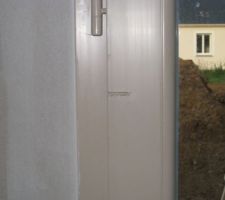 Petit accroc sur porte fenêtre.