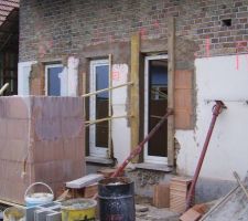 Un peu de b&eacute;ton autour des fen&ecirc;tres que &ccedil;a fasse un minimum choli tant que c'est pas cr&eacute;piss&eacute;!