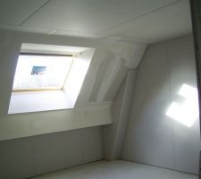 Notre chambre quasi finie...encore les joints au plafond et c'est bon :)