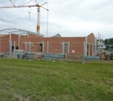 L'&eacute;cole en construction en face de notre terrain
