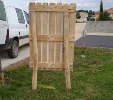 Voilà l'autre côté de notre panneau. Bien attaché comme ça, il ne va pas s'envoler... :)