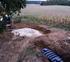 Cuve en place et tas de gravillons
