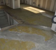 Vue d'ensemble avant le coulage.
La couleur jaune vient du primaire d'accrochage. Le gris vient des fibres de verre que nous avons du mettre au endroit ou il avait des fissures et nous avons remis du beton dessus.