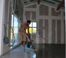 Apres 2 jours de poncage on passe au vernis.