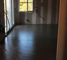 Voila le resultat :-)
Le long du joint de dilatation en bas a gauche on voit le vernis qui n'a pas encore séché.