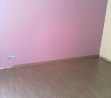 Parquet, mur couleur glycine