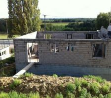 07/10 elevation des mur 1 etage termin&eacute; il commence elevation des pignions des combles amenag&eacute;s