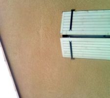 Fissure sur ma facade ouest de 1m60 en partant du bas de la premiere genoise et se prolongeant horizontale au dessus de la fenetre