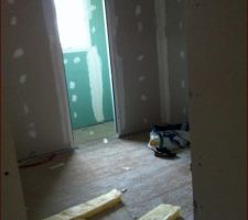Ma suite prise depuis le dressing et la salle d'eau