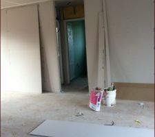 Une partie de la pièce de vie.
second dégagement en face menant aux wc et à la suite parentale (avec dressing et salle d'eau)