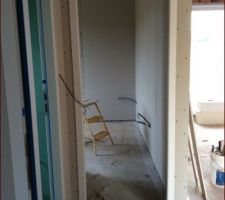 Dégagement menant aux deux chambres (enfants, amis) et salle de bain.
de face une des chambre
