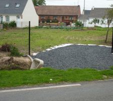 Grillage pos&eacute; et acc&egrave;s terrain fait (non sans mal)...