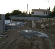 Mise en place de l'enrochement entre moi et  mon voisin du dessus, la ligne orange  et le piquet orange au fond d&eacute;limite les deux parcelles.