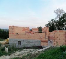 Montée des murs vue de l'arrière de la maison - Livraison de la charpente