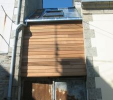 La facade exterieur avec le raccordement sur l'existant pour la goutiere, j'aime le cotée rust isn't a crime avec la porte du garage et le red cédar mais cela ne vas pas rester tel que