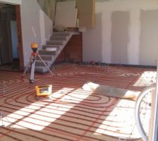 Installation tuyaux chauffage au sol - pompe à chaleur