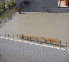 Coulage dalle terminé : très facile car pour la 1ère fois, nous utilisons de l'auto-plaçant et rien à voir... C'est super !