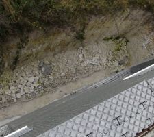 On continue la tranchée à la pioche pour le drainage