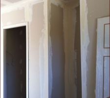 Emplacement pour le frigo (ils ont fait un décroché dans le mur de la cuisine donnant dans le cellier sinon le frigo ne rentrait pas enfin prenait trop de place