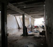 Le rdc prévu pour les 4 garages 
 ya de la place non ?