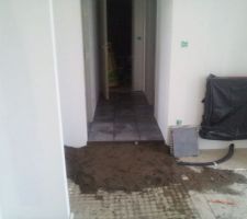 Pose du carrelage en cours