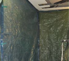 Protection de la zone prochainement sinistr&eacute;e avec b&acirc;ches.