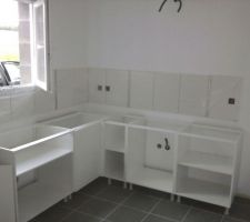 Carrelage blanc avec barre alu entre les carreaux