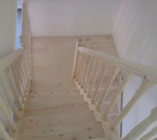 Escalier terminé plus qu'à le huiler ,teinté pour le protéger
Alors voila lancez vous 4000 euros /700 euros
j'ai fais mon choix si vous avez des questions j'y répondrai volontiers