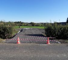 &ccedil;a y est ! mon ch&eacute;ri a fini l'acc&egrave;s chantier : curage du foss&eacute;, arrachage de 5m de haies (c'est dur!), il a aussi mis le tout &agrave; niveau pour le passage des engins