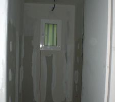 Salle de douche des enfants. La douche est &agrave; gauche, dans le renfoncement.