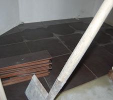 Carrelage de la salle d'eau qui donne dans le bureau, avec vasque et douche à l'italienne