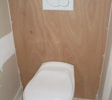Toilettes supendues avec coffrage.