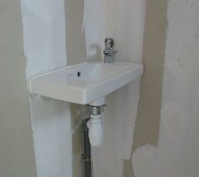 Le lave-mains des toilettes.