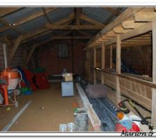 Stockage du matériel à l'intérieur de la grange