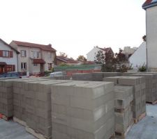 Tous ces jolis parpaings pos&eacute;s sur une dalle d'&agrave; peine 3 jours.